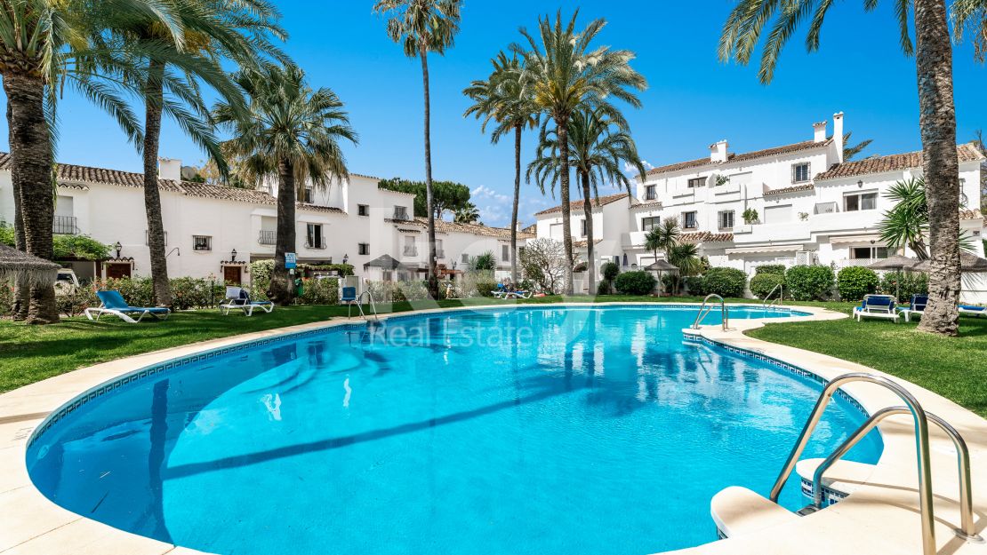 Adosado Golf, moderno adosado de 3 dormitorios en Los Naranjos de Marbella