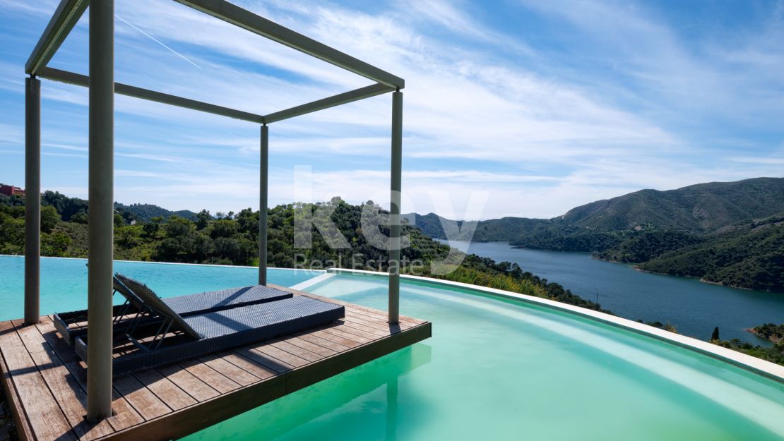 Contemporary villa with panoramic views 