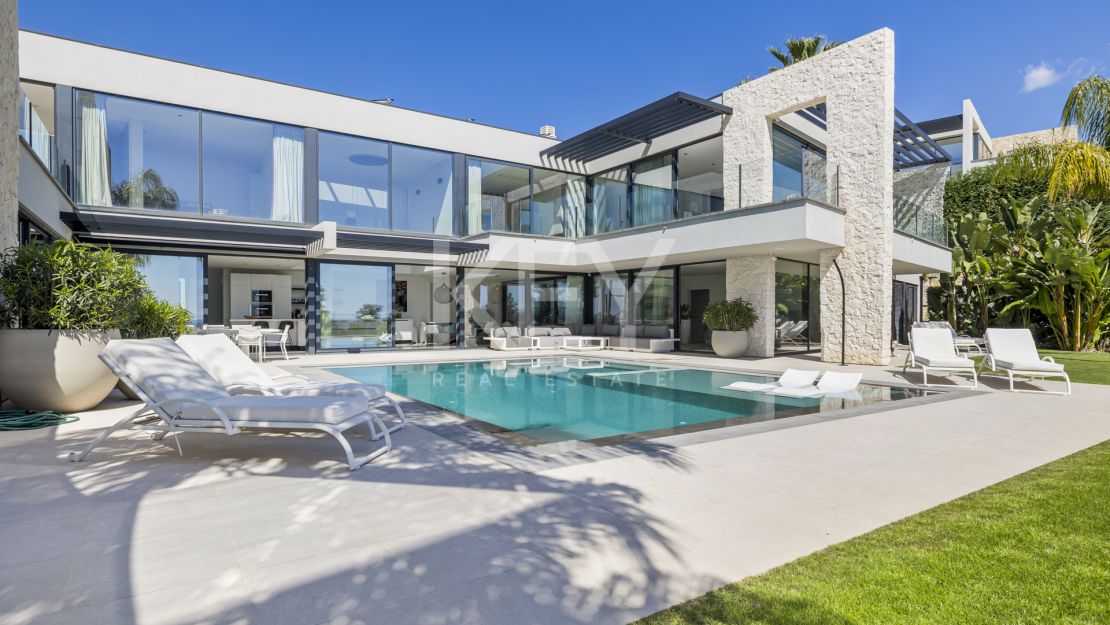Frontline golf Villa with panoramic views in La Alquería, Benahavís