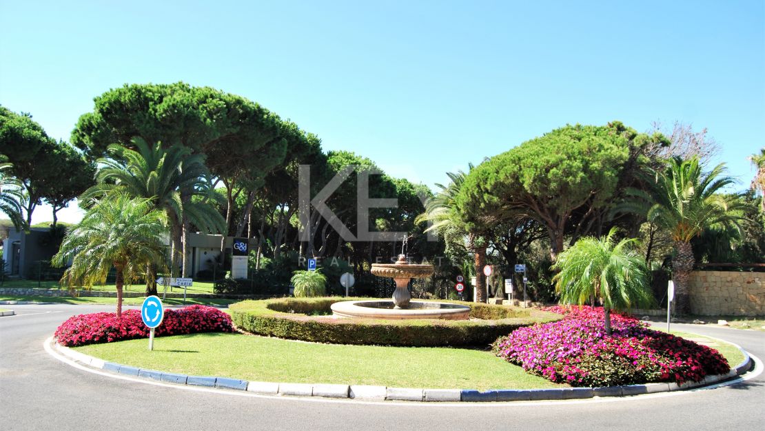 Conjunto de 5 parcelas en venta en Hacienda las Chapas, Marbella con vistas al mar