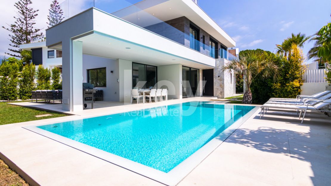 VILLA ALEJANDRÍA: Villa para alquiler vacacional a 150 metros de la playa en Marbella