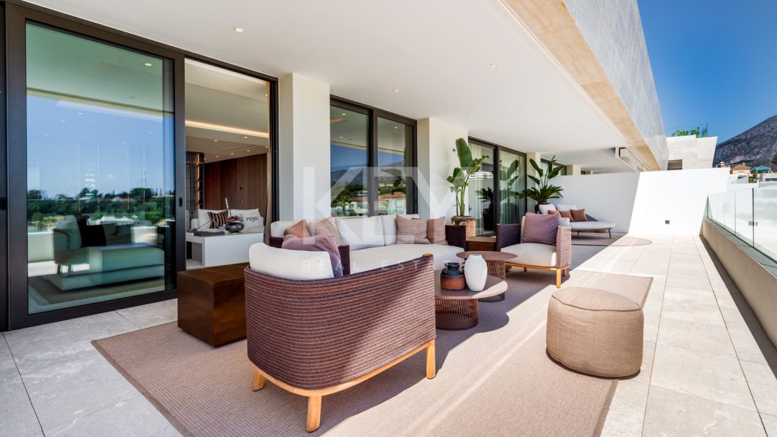 Stunning sea views Sky Villa furnished by FENDI CASA in privileged location, The Golden Mile