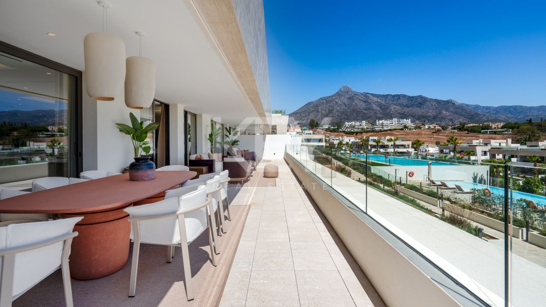 Stunning sea views Sky Villa furnished by FENDI CASA in privileged location, The Golden Mile