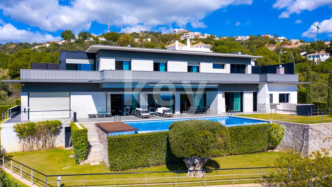 Stunning villa with panoramic sea views located in Los Altos de Los Monteros