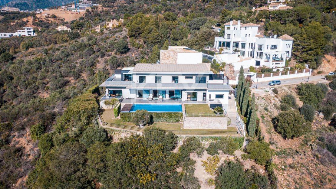 Fantástica villa con vistas panorámicas al mar en Los Altos de los Monteros, Marbella