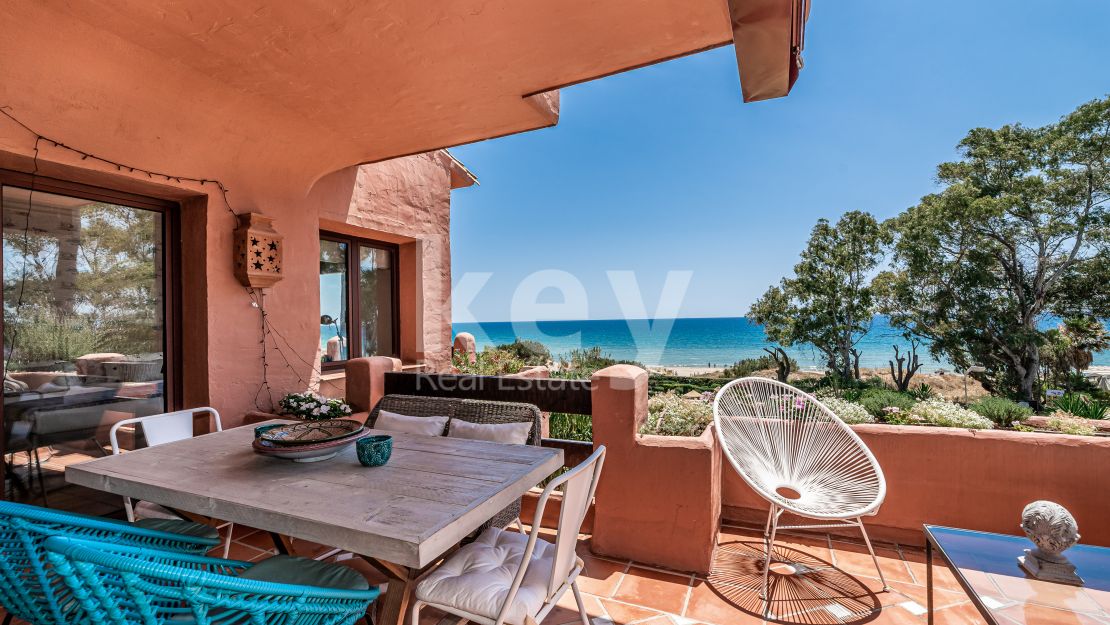Frontline beach penthouse in Alicate Playa, Marbella East 