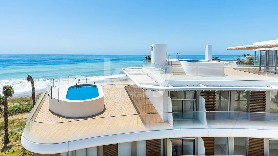 Exclusive penthouse in front of the beach with private swimming pool in New Golden Mile