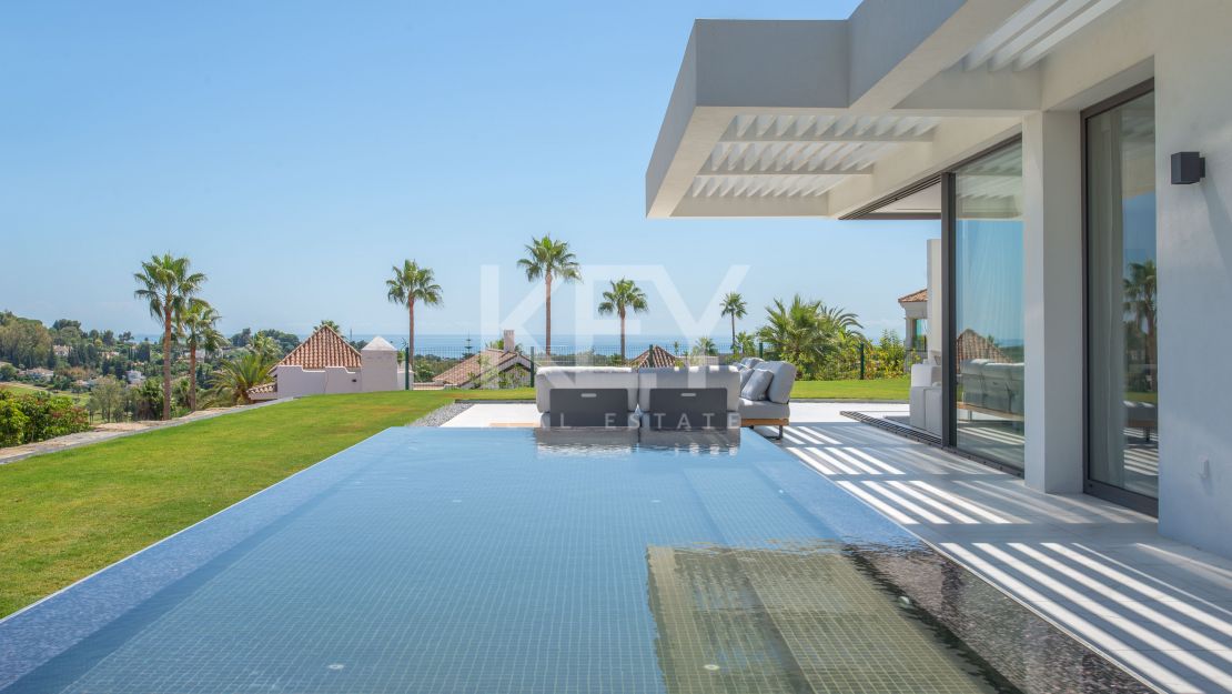 Outstanding luxury penthouse with sea views in Benahavis
