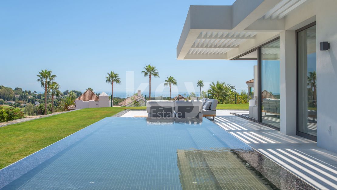 Outstanding luxury apartment with sea views in Benahavis