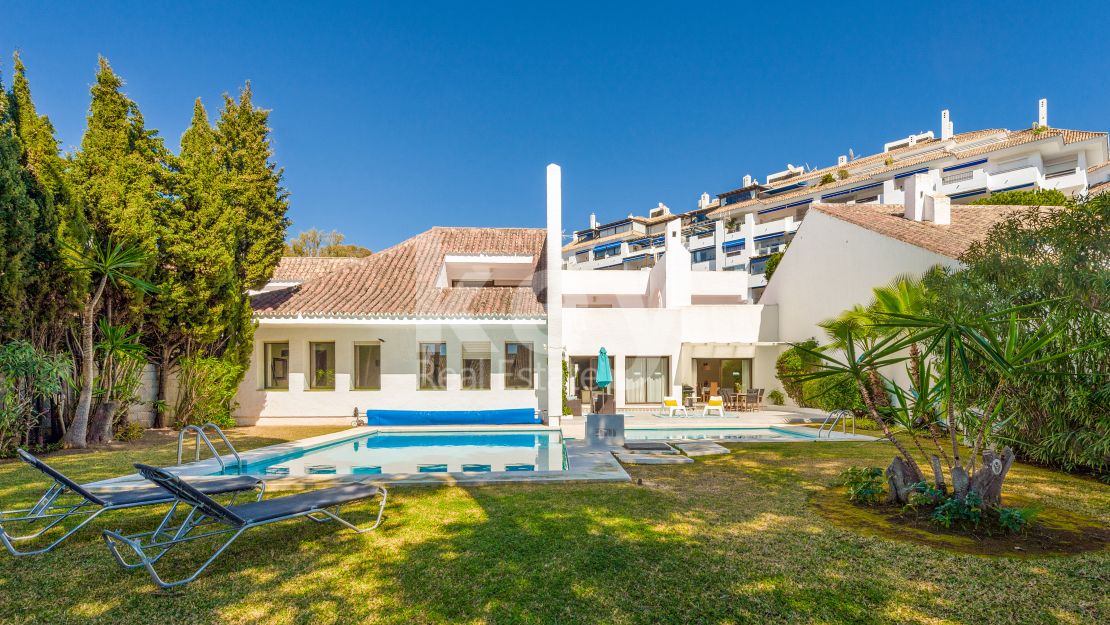 Beachside stunning villa in prestigious Puerto Banus, Marbella