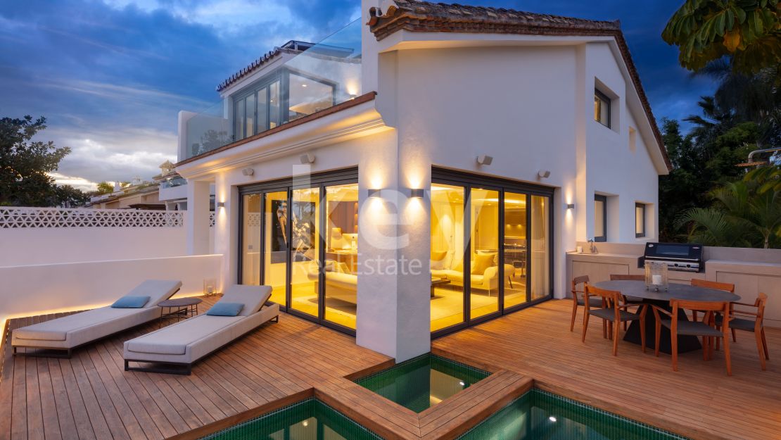 Luxury beachside villa for sale in Puente Romano, Marbella