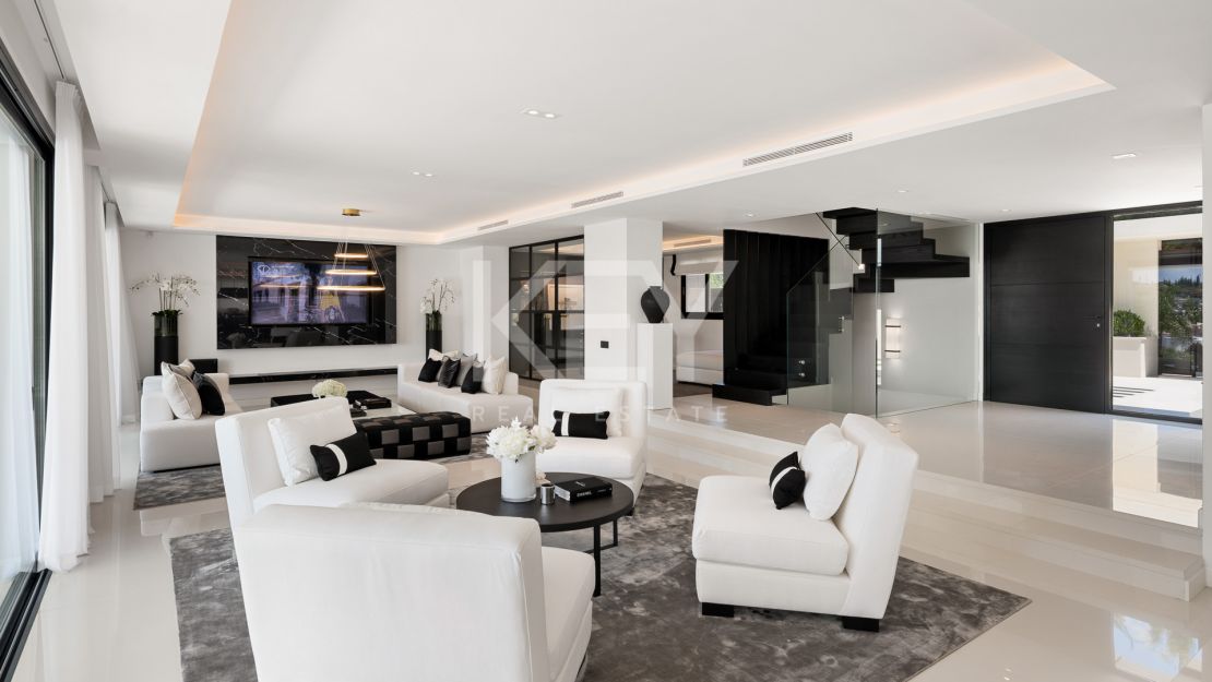 Incredible frontline golf Villa in Los Naranjos Golf, Marbella