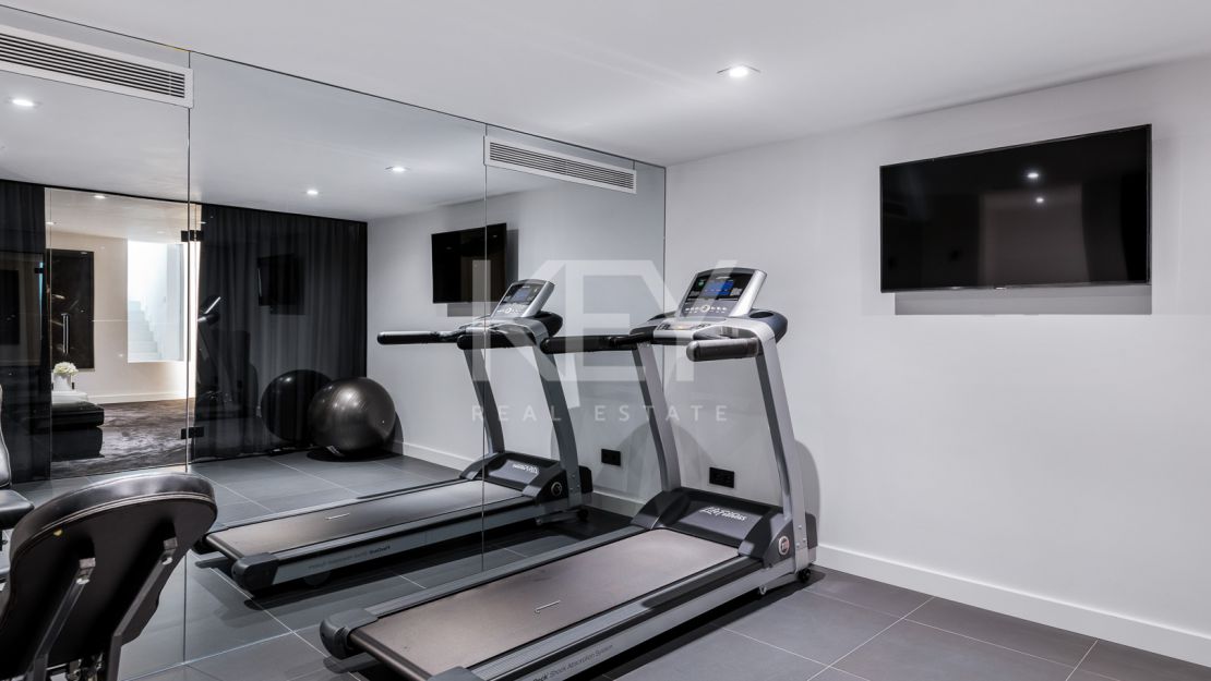 Incredible frontline golf Villa in Los Naranjos Golf, Marbella