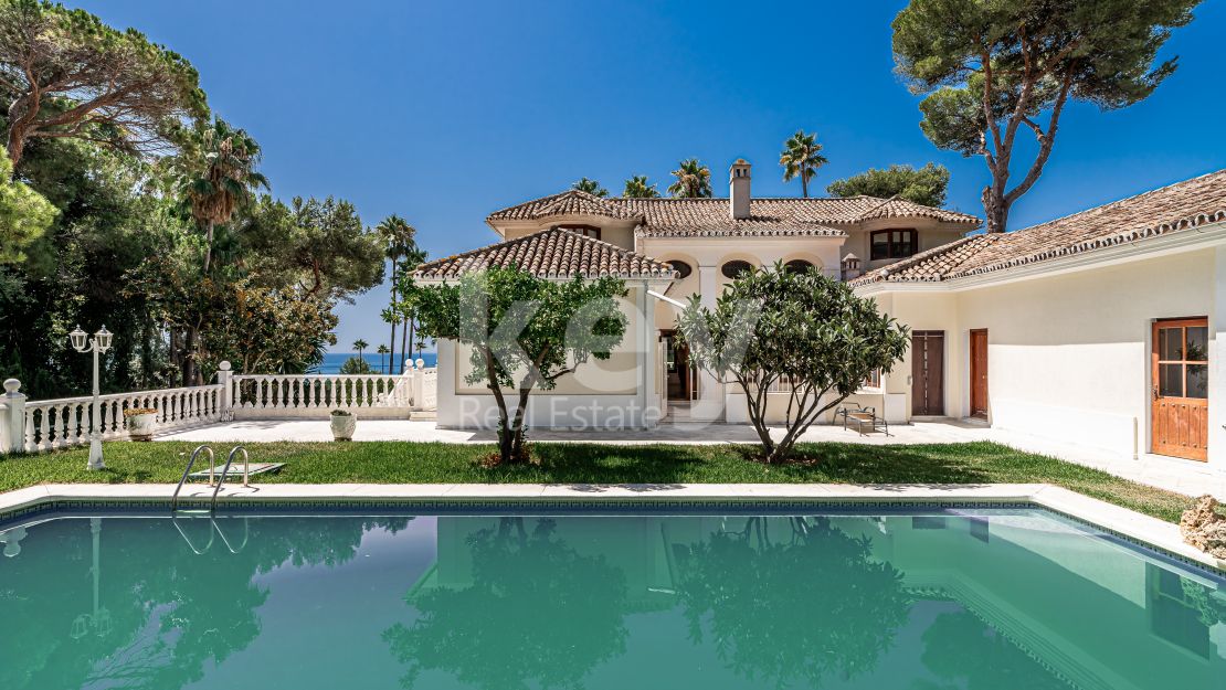 Opportunity! Sea views villa in Golden Mile, Marbella 