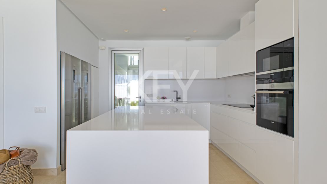 Villa Azar: modern sea views villa in Marbella East 