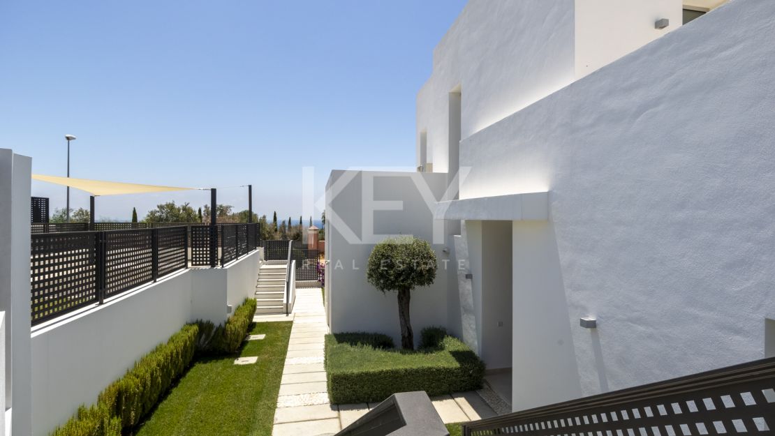 Villa Azar: modern sea views villa in Marbella East 
