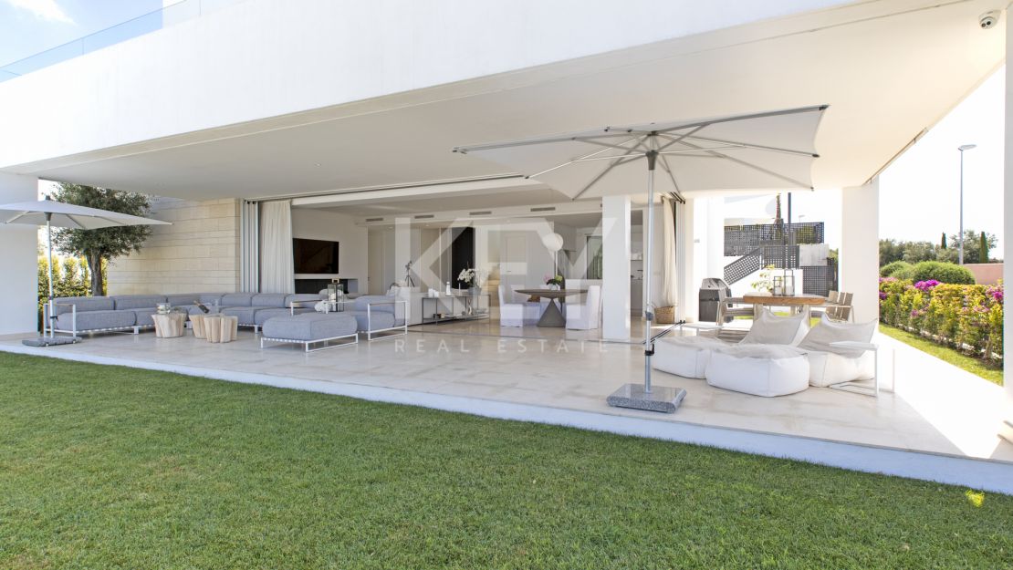 Villa Azar: modern sea views villa in Marbella East 