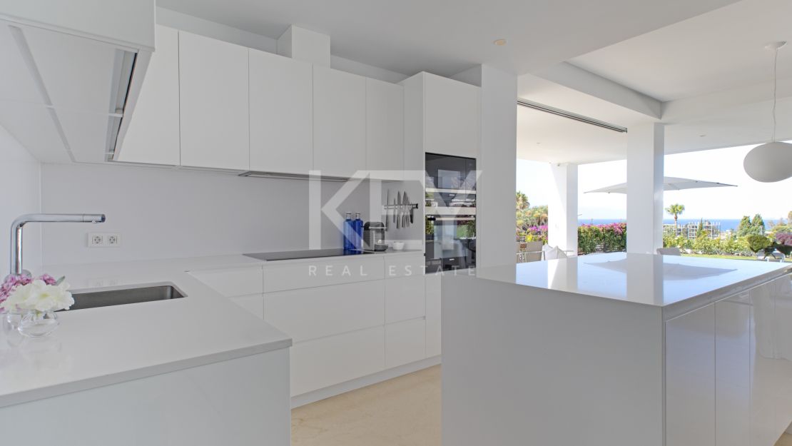 Villa Azar: modern sea views villa in Marbella East 