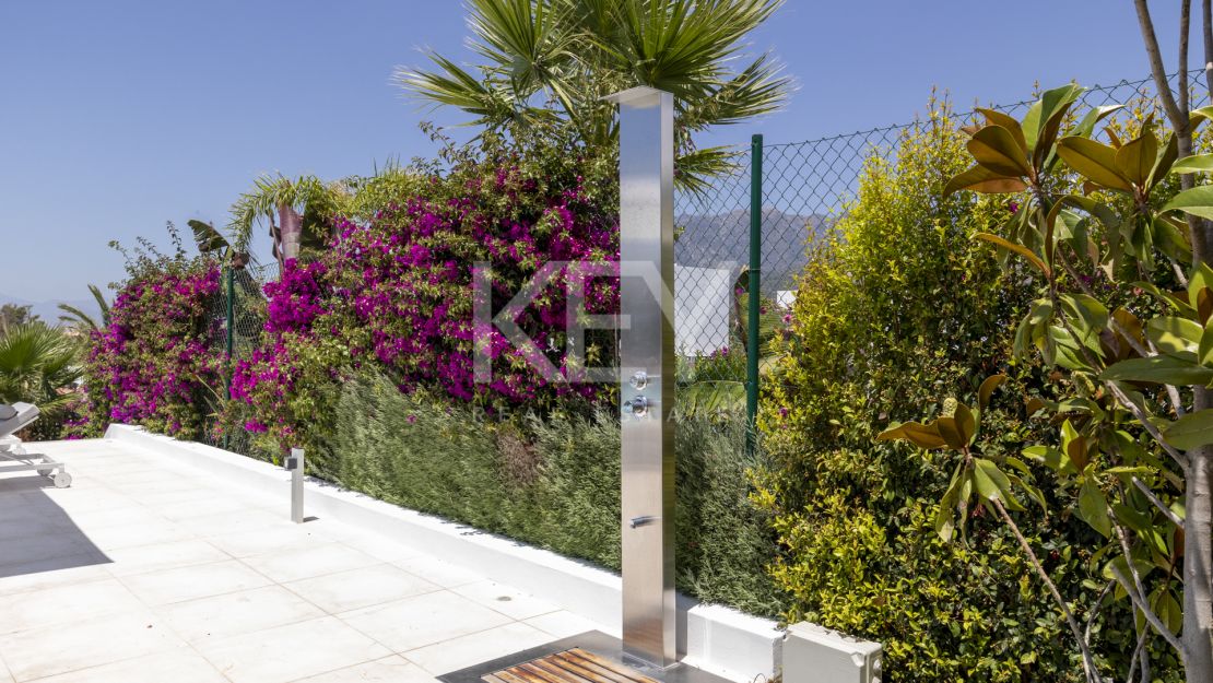 Villa Azar: modern sea views villa in Marbella East 