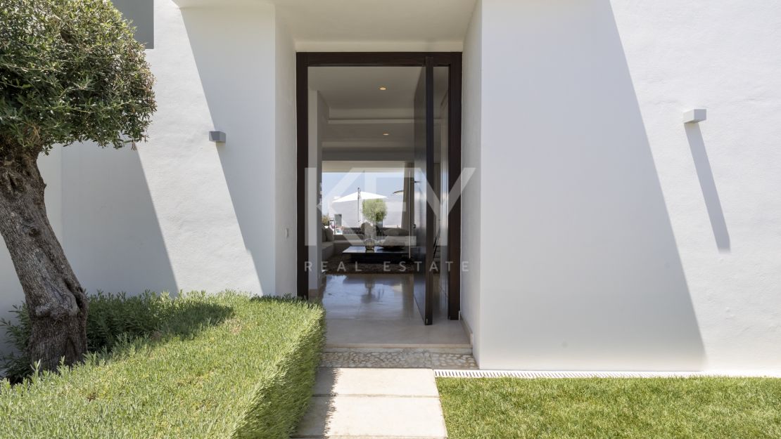 Villa Azar: modern sea views villa in Marbella East 