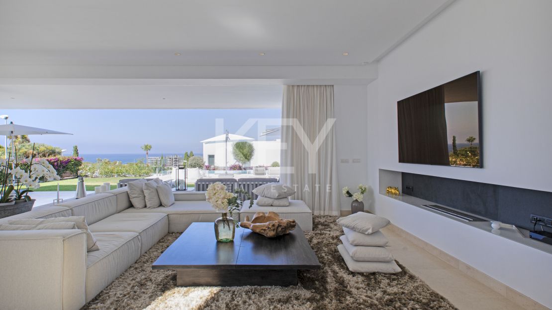 Villa Azar: modern sea views villa in Marbella East 
