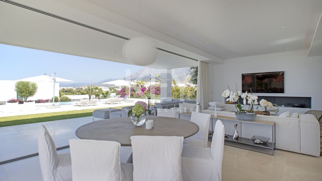 Villa Azar: modern sea views villa in Marbella East 