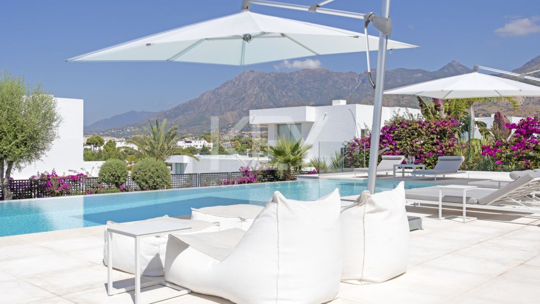 Villa Azar: modern sea views villa in Marbella East 