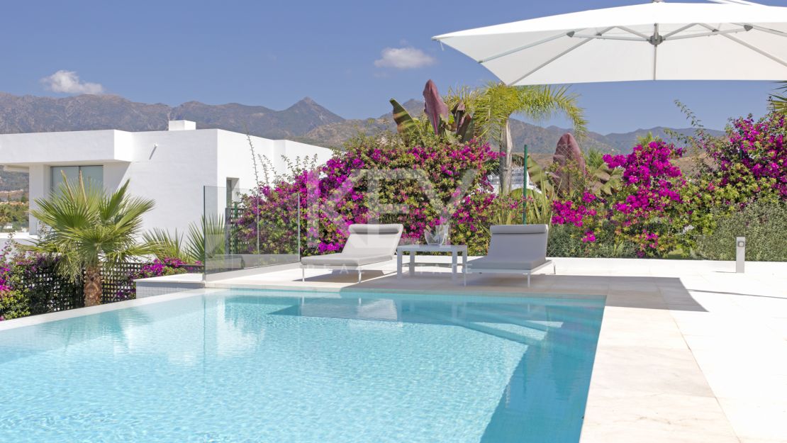Villa Azar: modern sea views villa in Marbella East 