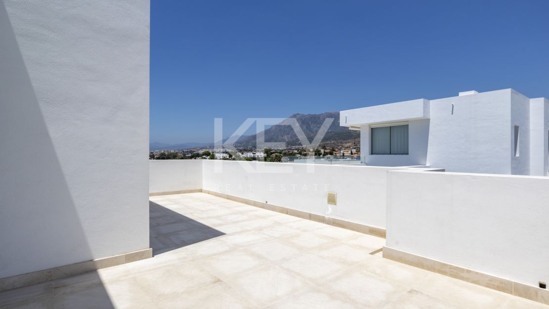 Villa Azar: modern sea views villa in Marbella East 