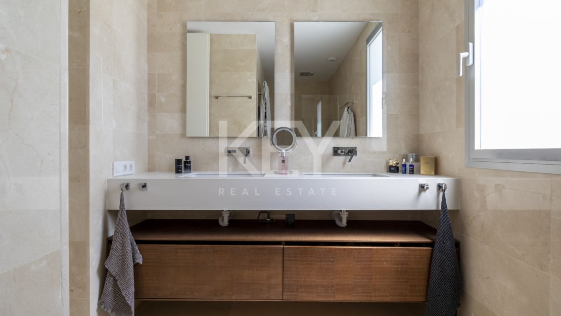 Villa Azar: modern sea views villa in Marbella East 