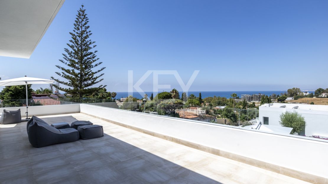 Villa Azar: modern sea views villa in Marbella East 