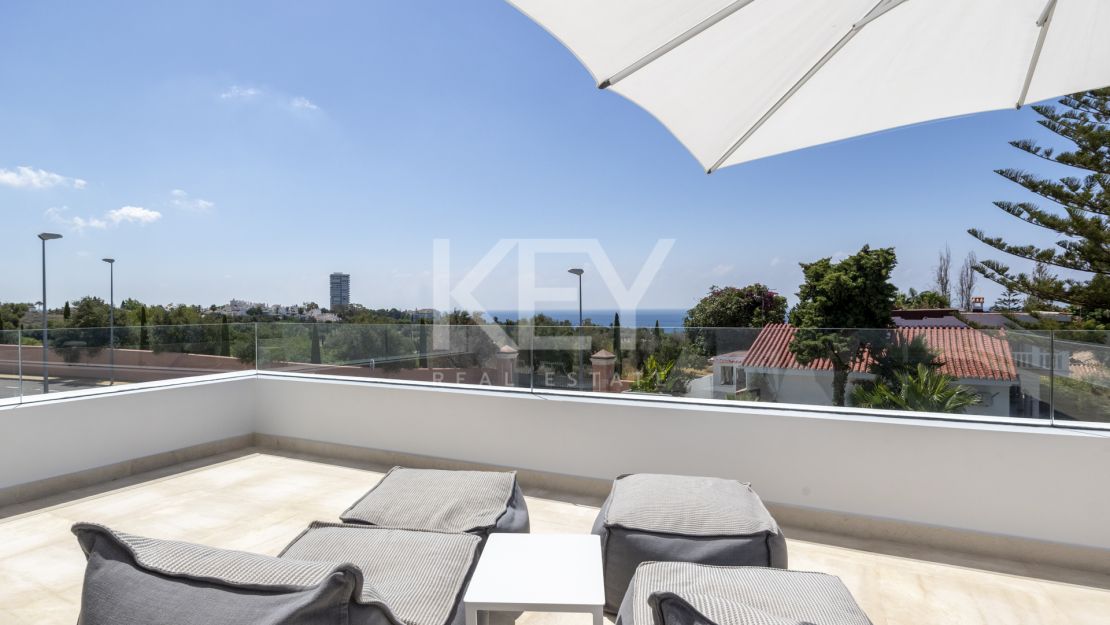 Villa Azar: modern sea views villa in Marbella East 