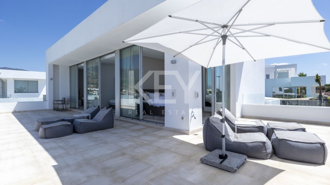 Villa Azar: modern sea views villa in Marbella East 