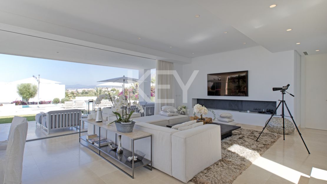 Villa Azar: modern sea views villa in Marbella East 