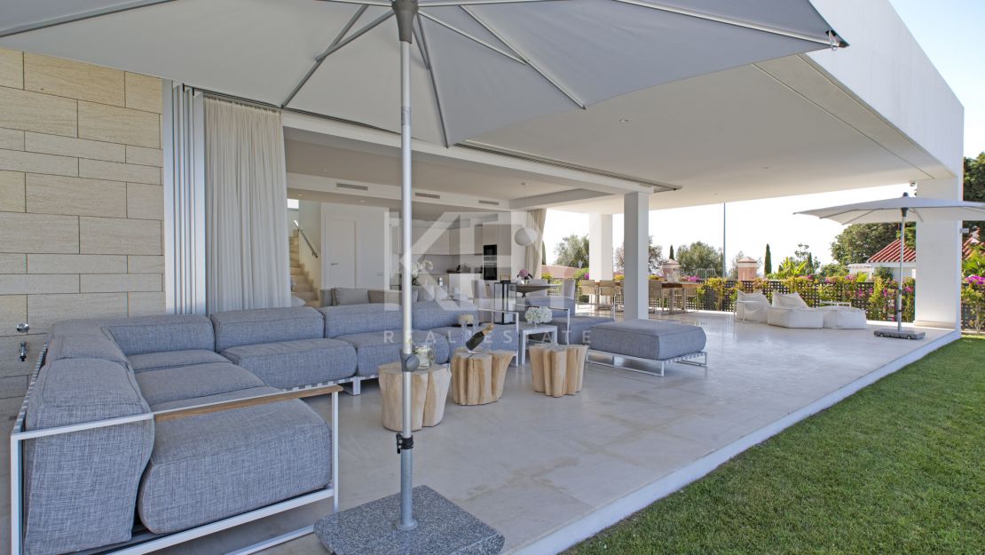 Villa Azar: modern sea views villa in Marbella East 