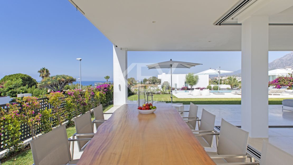 Villa Azar: modern sea views villa in Marbella East 