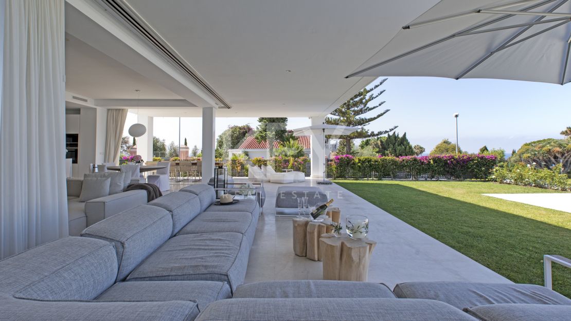 Villa Azar: modern sea views villa in Marbella East 
