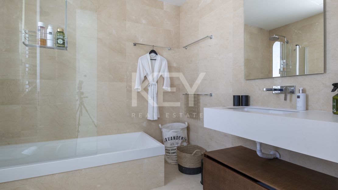 Villa Azar: modern sea views villa in Marbella East 