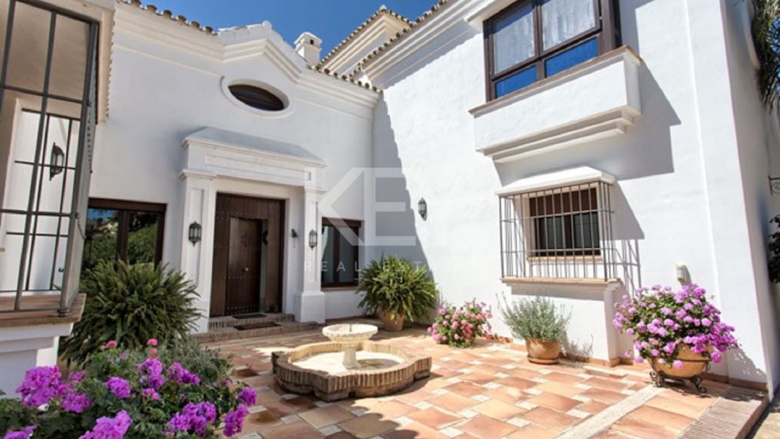 Spectacular 5-bedroom villa with panoramic sea views