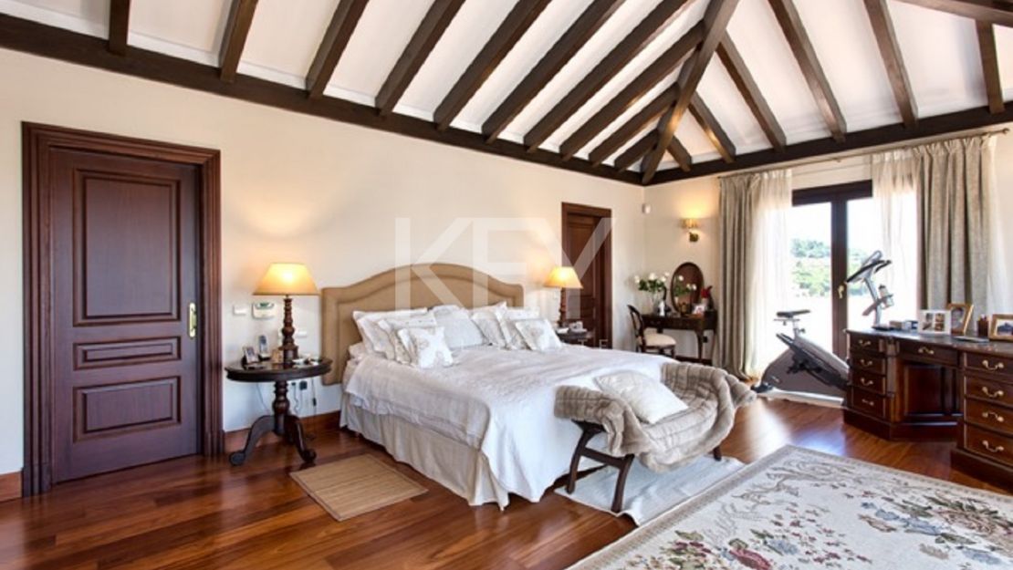 Spectacular 5-bedroom villa with panoramic sea views