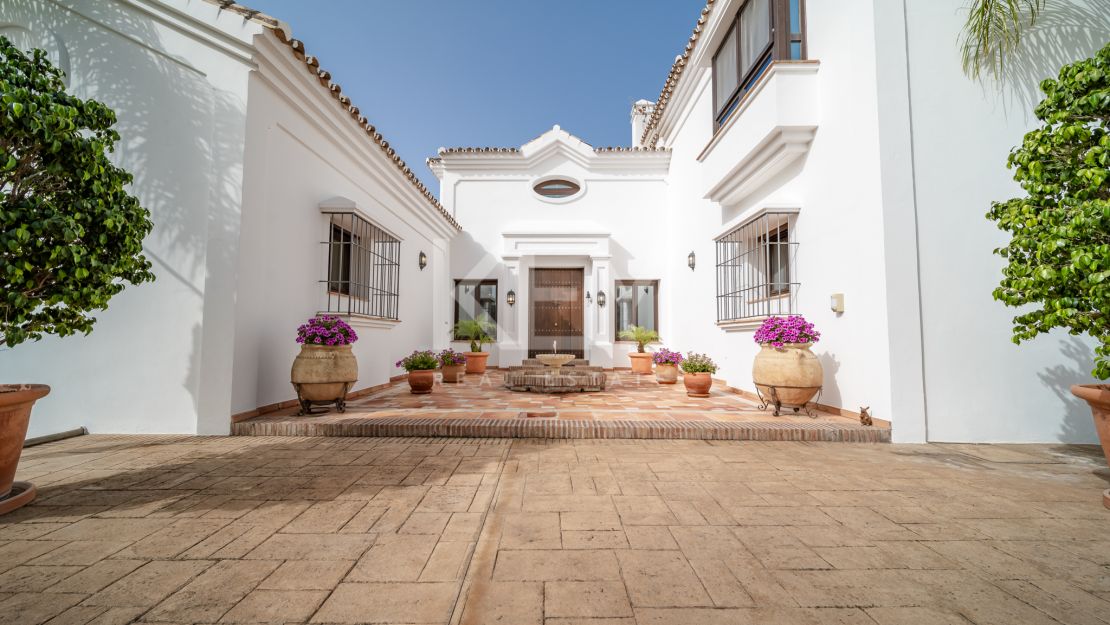 Spectacular 5-bedroom villa with panoramic sea views