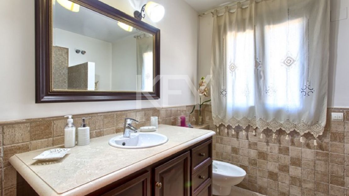 Spectacular 5-bedroom villa with panoramic sea views