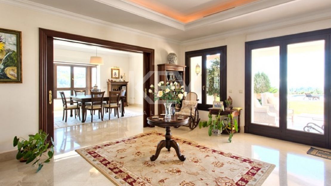 Spectacular 5-bedroom villa with panoramic sea views