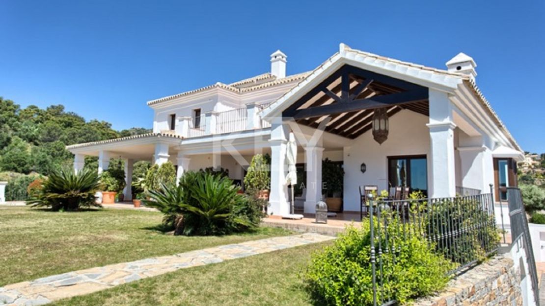 Spectacular 5-bedroom villa with panoramic sea views