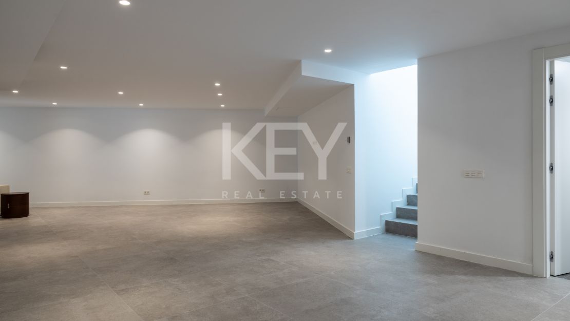 Stunning Modern Villa for sale, just 200 meters from the beach with sea iews in Marbesa, Marbella East, Elviria