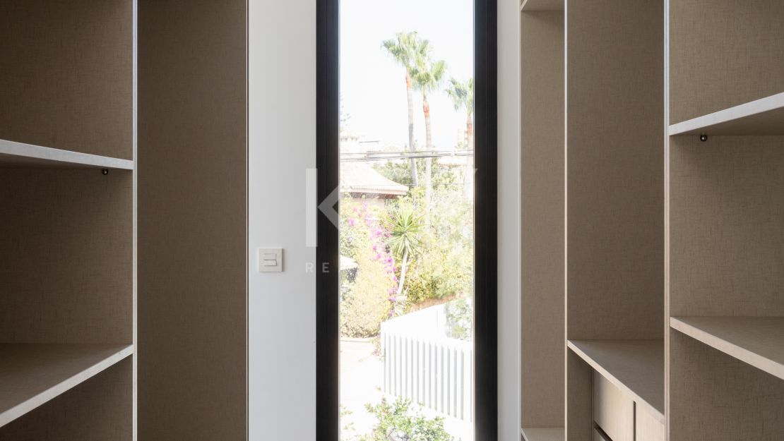 Stunning Modern Villa for sale, just 200 meters from the beach with sea iews in Marbesa, Marbella East, Elviria