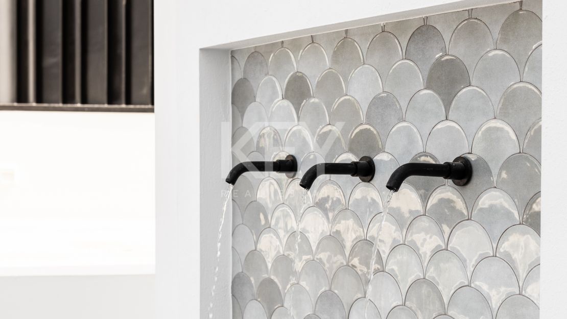 Stunning Modern Villa for sale, just 200 meters from the beach with sea iews in Marbesa, Marbella East, Elviria