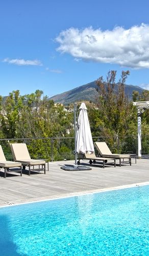 Villa en Primera Línea de Golf con Vistas Panorámicas a la Montaña en Nueva Andalucía