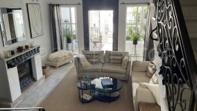 For sale town house in Benahavis with 4 bedrooms