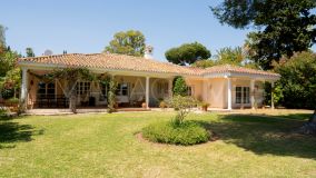 Villa for sale in El Paraiso, Estepona Est
